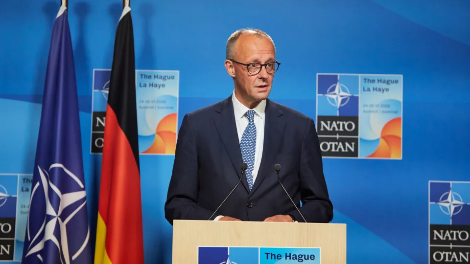 Merz diz que tentará reunião com Trump em Davos e cita possível retaliação europeia - img