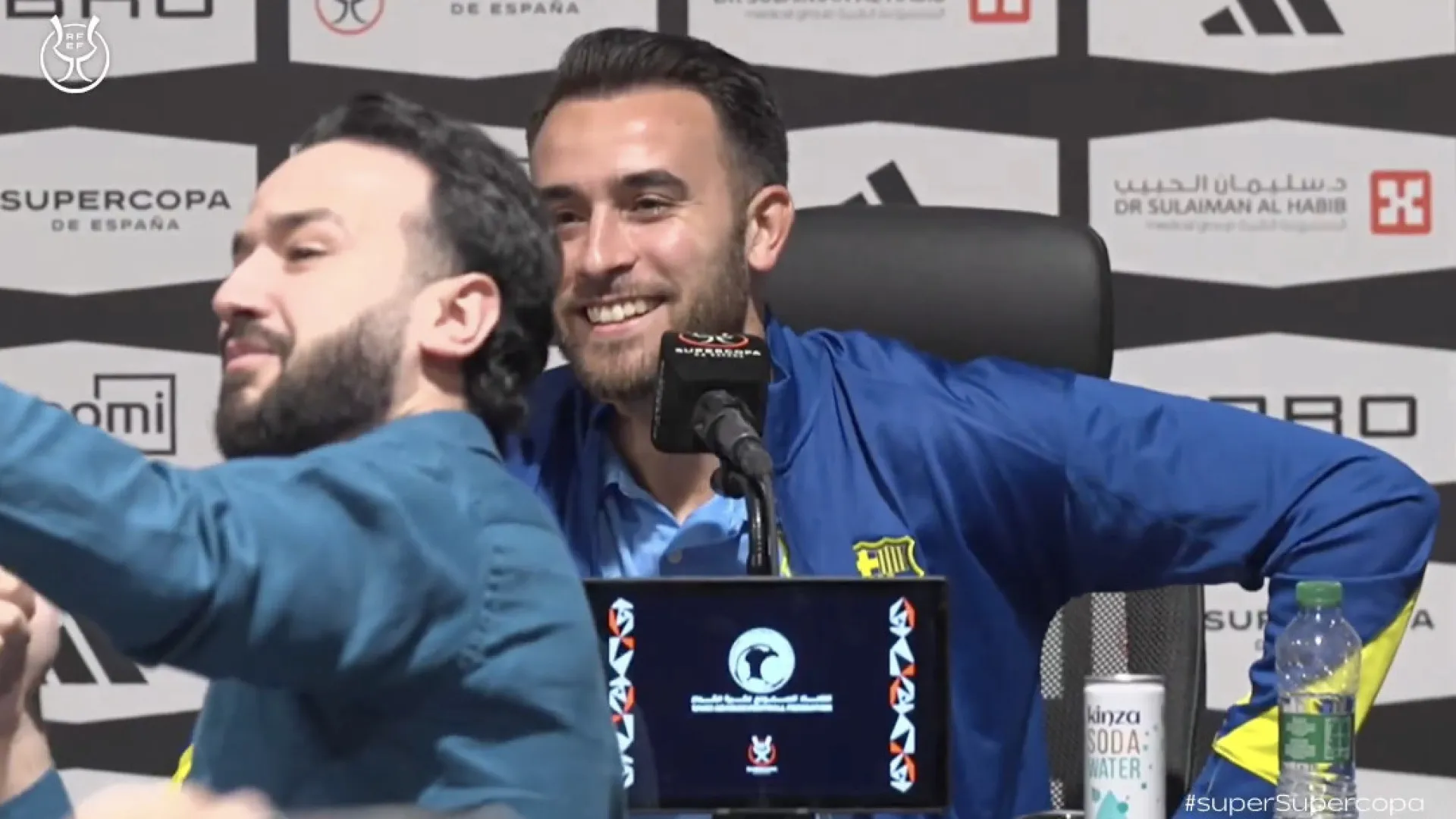 "Podemos tirar uma foto?". Momento surreal marca coletiva do Barcelona - img