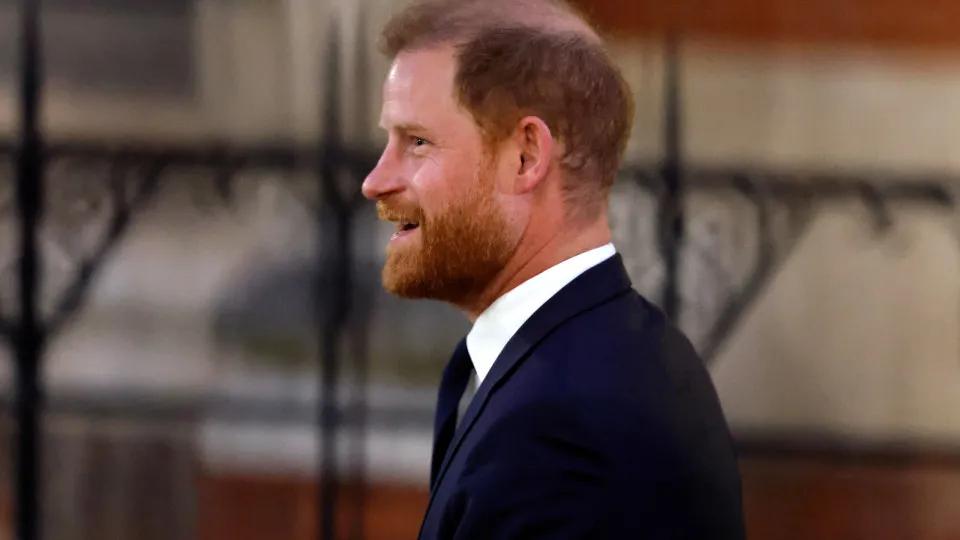 Príncipe Harry se emociona ao relatar perseguição da imprensa contra Meghan Markle - img