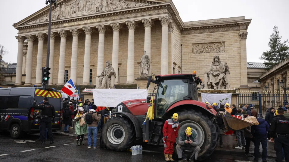 Produtores bloqueiam estradas na França contra acordo UE-Mercosul - img
