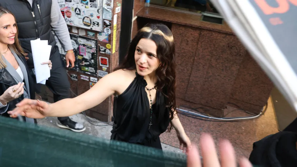 Rosalía posta foto chorando ao se despedir do Rio de Janeiro - img