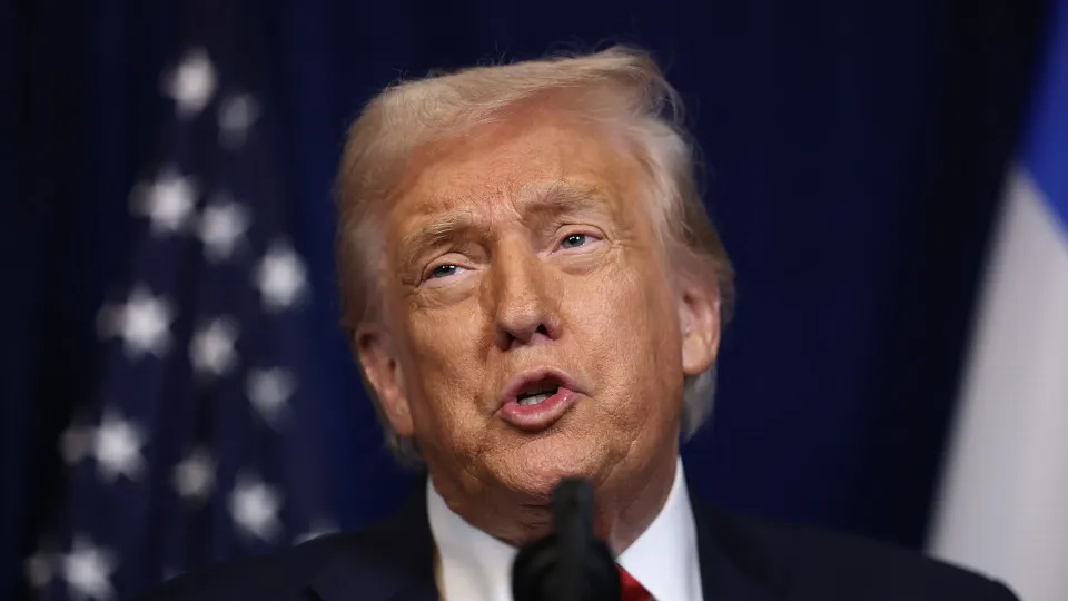 Trump ameaça impor tarifas a países que não apoiem posição dos EUA sobre a Groenlândia - img