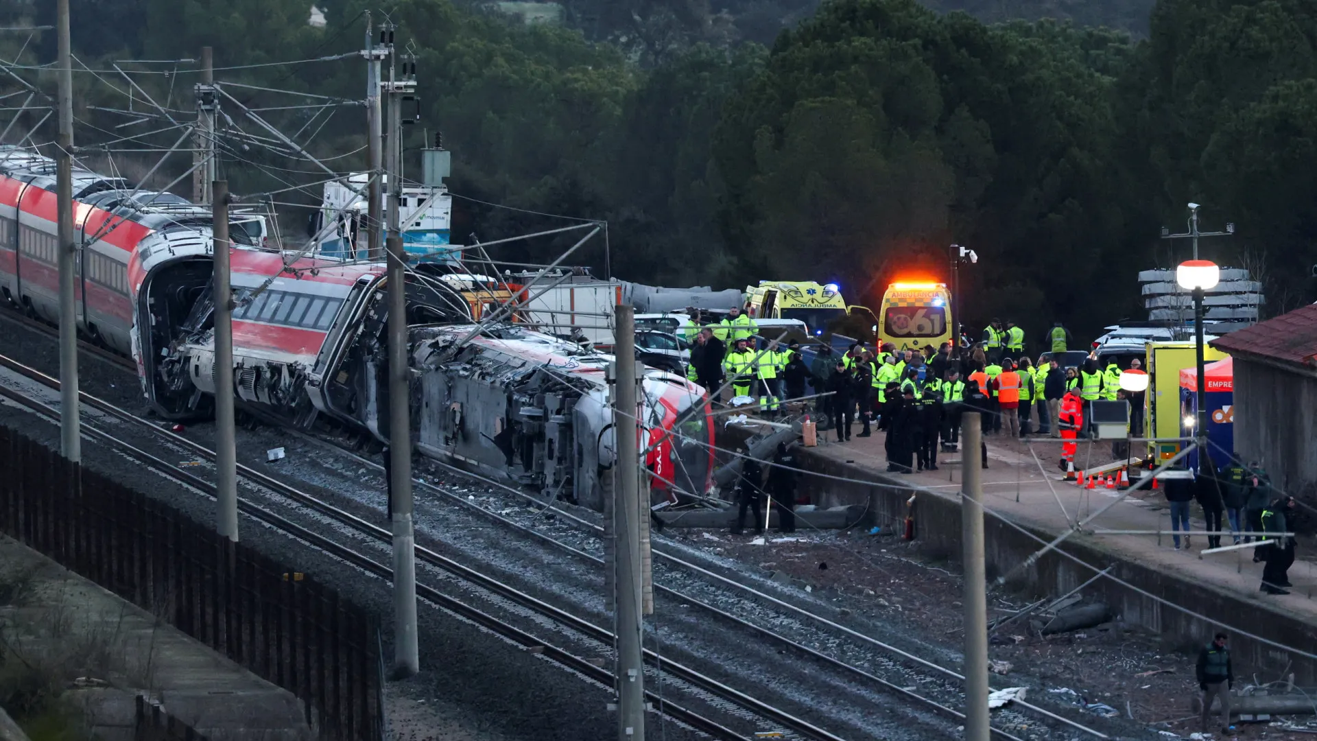 Veja as imagens do trágico acidente entre dois trens na Espanha - img