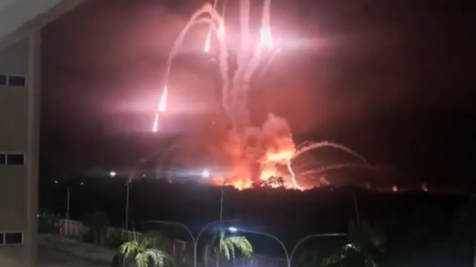 Vídeos de moradores mostram explosões na capital da Venezuela - img