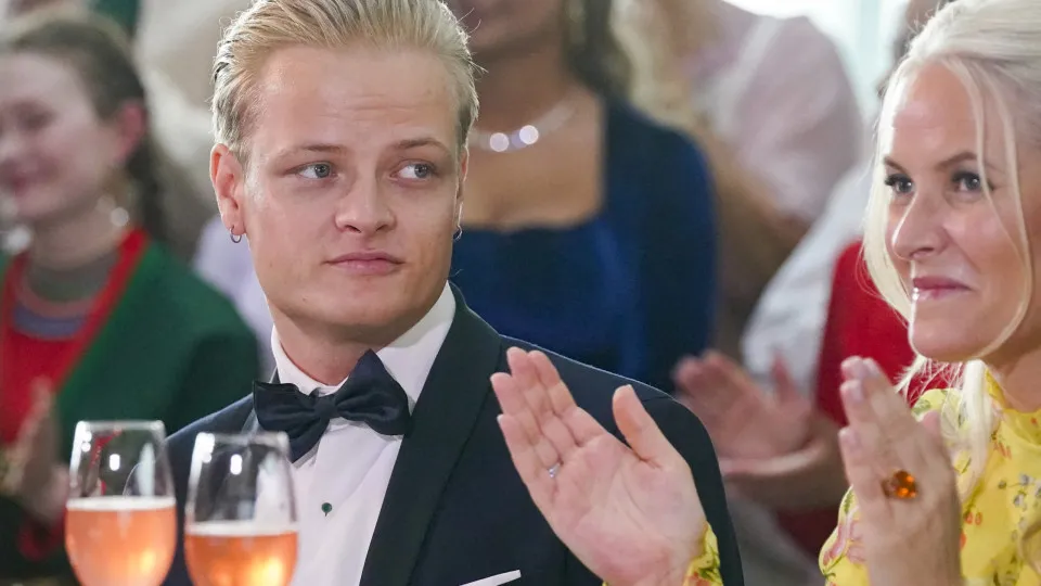 Acusado de estupro, filho da princesa herdeira da Noruega se diz inocente em 1º dia de julgamento - img