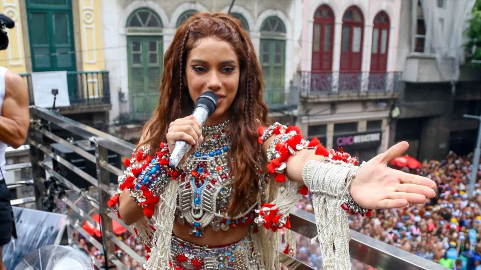 Anitta arrasta multidão para bloco em reta final do Carnaval no Rio - img