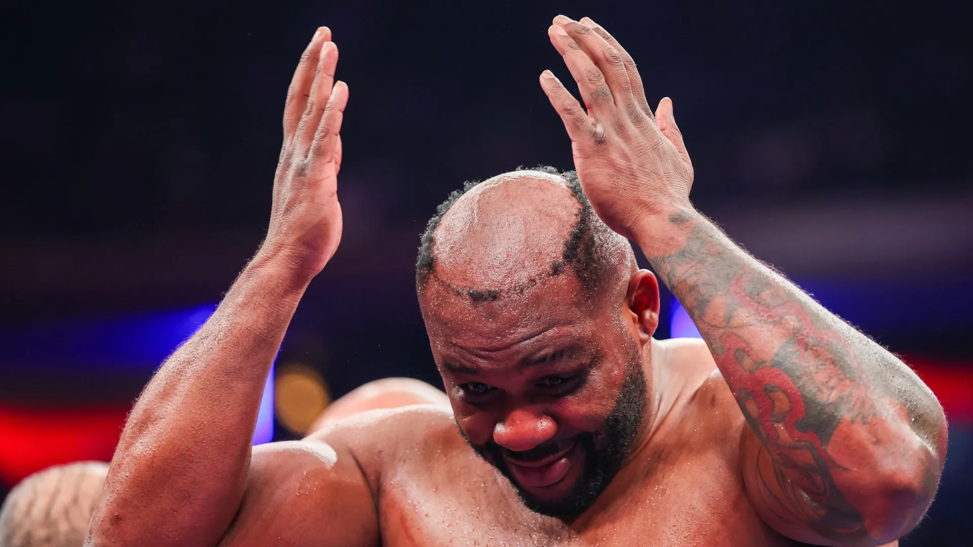 Após perder peruca durante luta, pugilista revela gastos para colocá-la - img