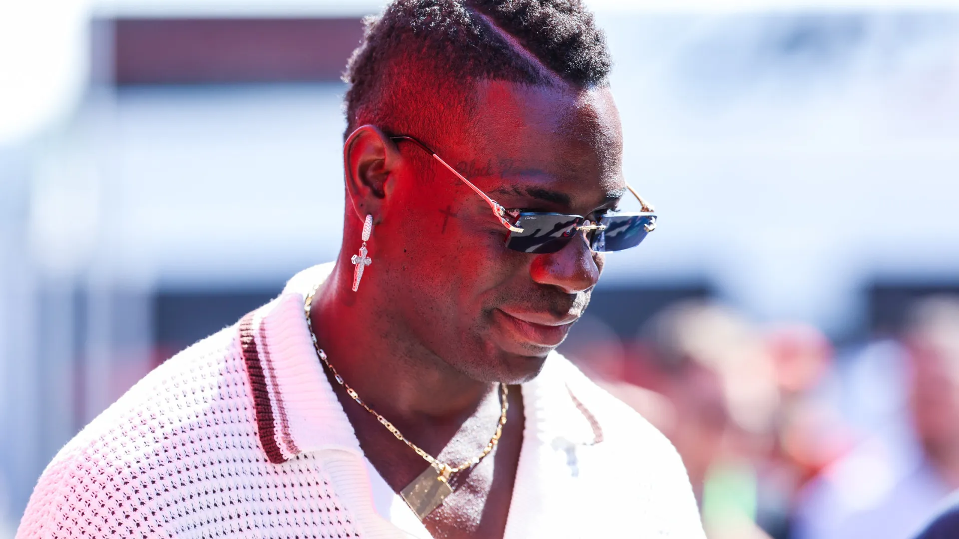 Balotelli é alvo de racismo em jogo nos Emirados Árabes e cobra autoridades - img