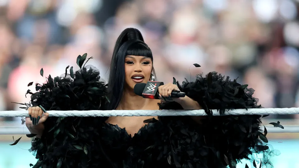 Cardi B cai durante show em Las Vegas; vídeo - img