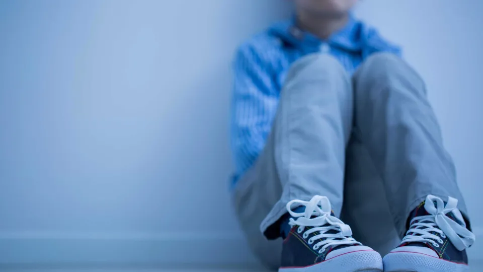 Dez homens são indiciados por drogar e estuprar menino de 5 anos na França - img