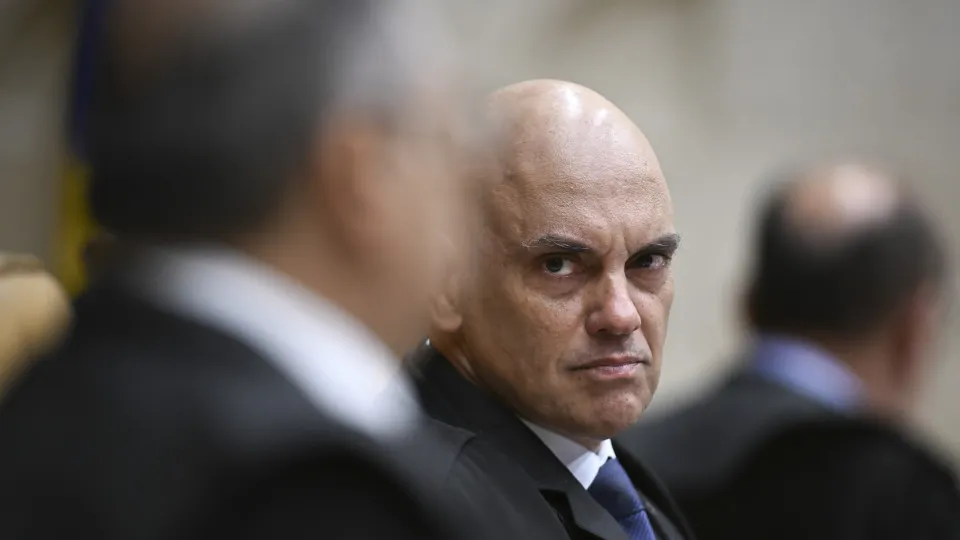 Moraes abre inquérito para apurar suposta calúnia de Flávio Bolsonaro contra Lula - img
