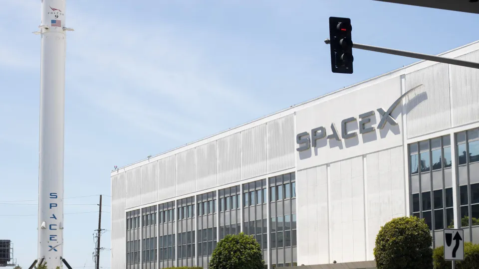 SpaceX propõe lançar até um milhão de data centers em órbita da Terra - img