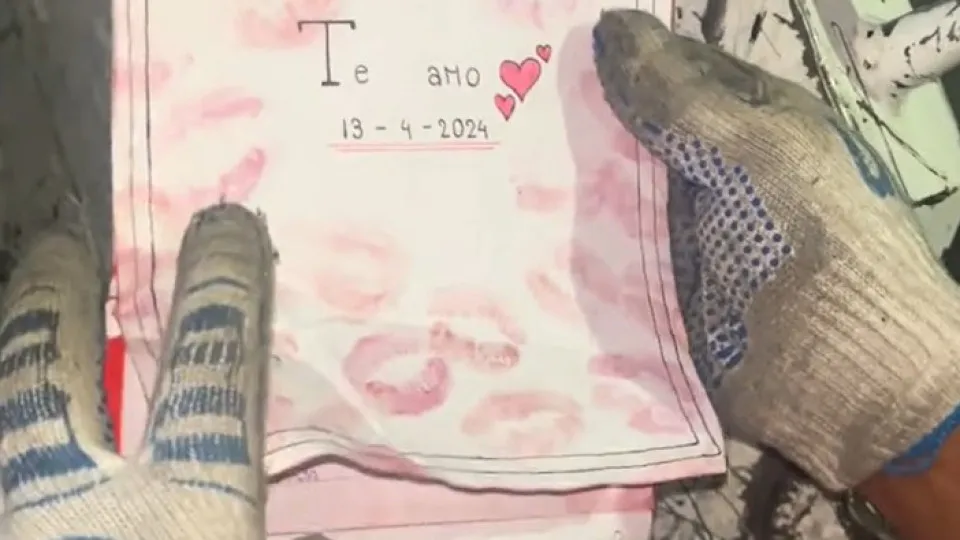 Trabalhador encontra carta de amor no lixo e história viraliza nas redes - img