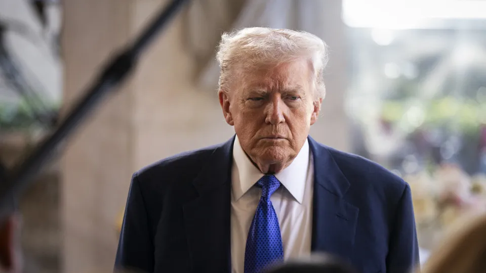 Trump ameaça processar Trevor Noah após piada sobre ilha de Epstein - img