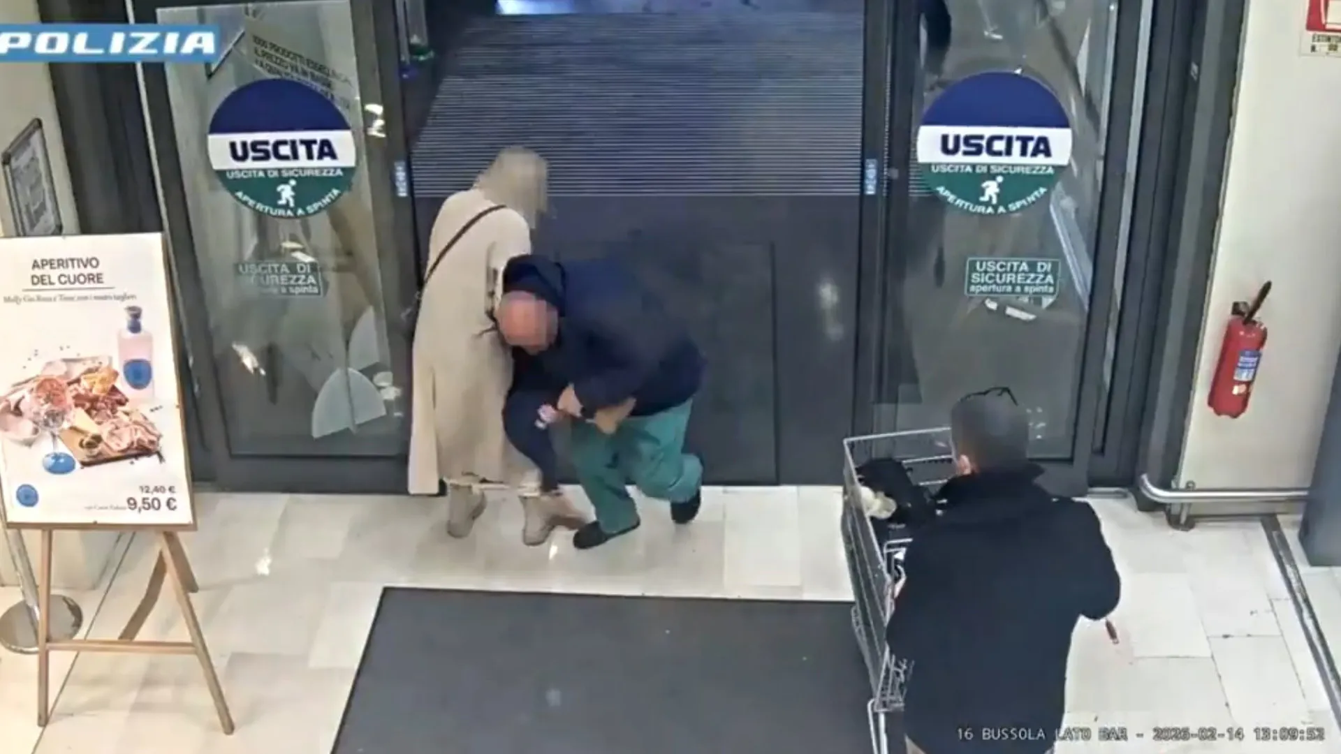 Vídeo mostra tentativa de sequestro de bebê em supermercado na Itália - img