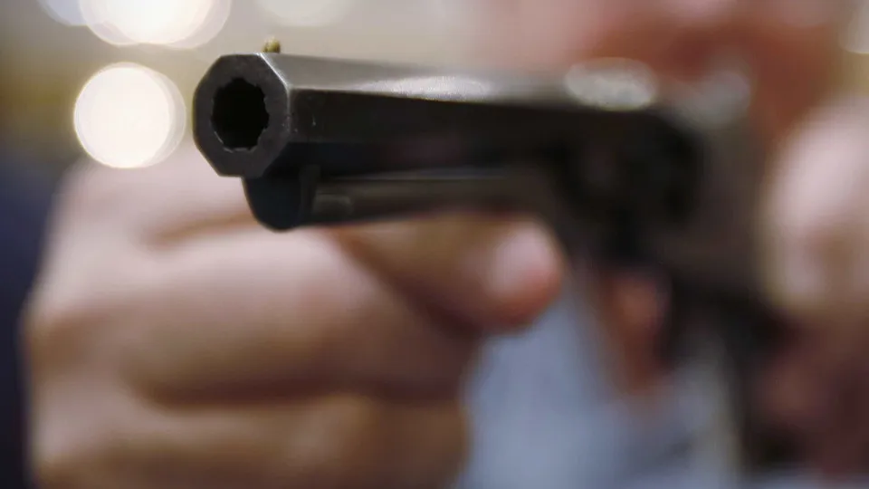 Agente do Serviço Secreto dos EUA atira acidentalmente na própria perna - img