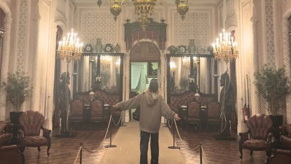 Atriz Sydney Sweeney visita Palácio em Sintra durante férias em Portugal - img