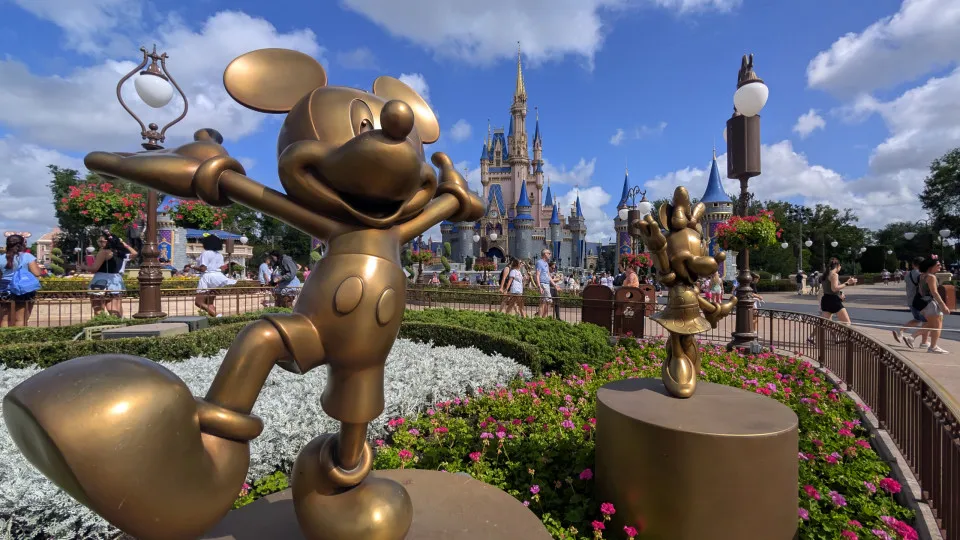 Brasileira é presa após jogar café em idosa em parque da Disney - img
