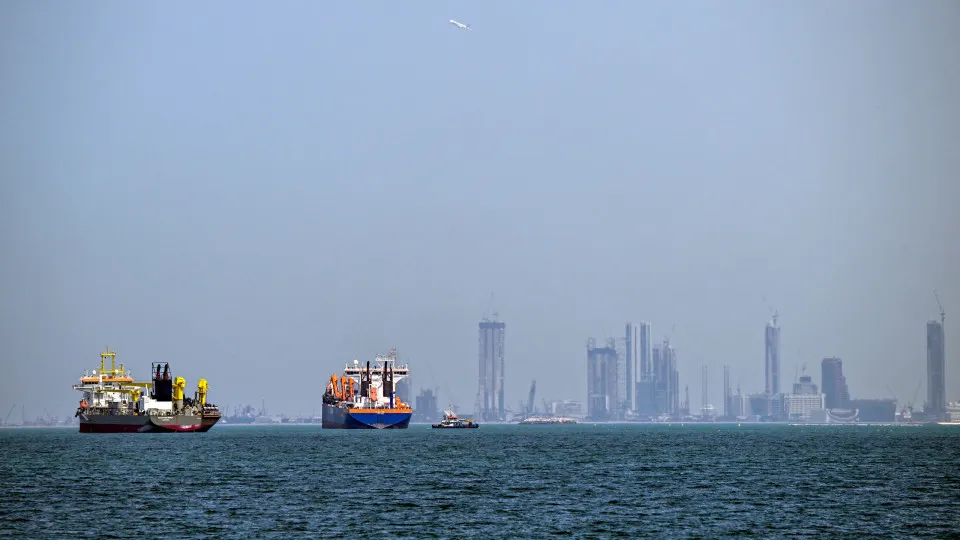EUA alertam para ataques contra portos civis do Irã no Estreito de Hormuz - img