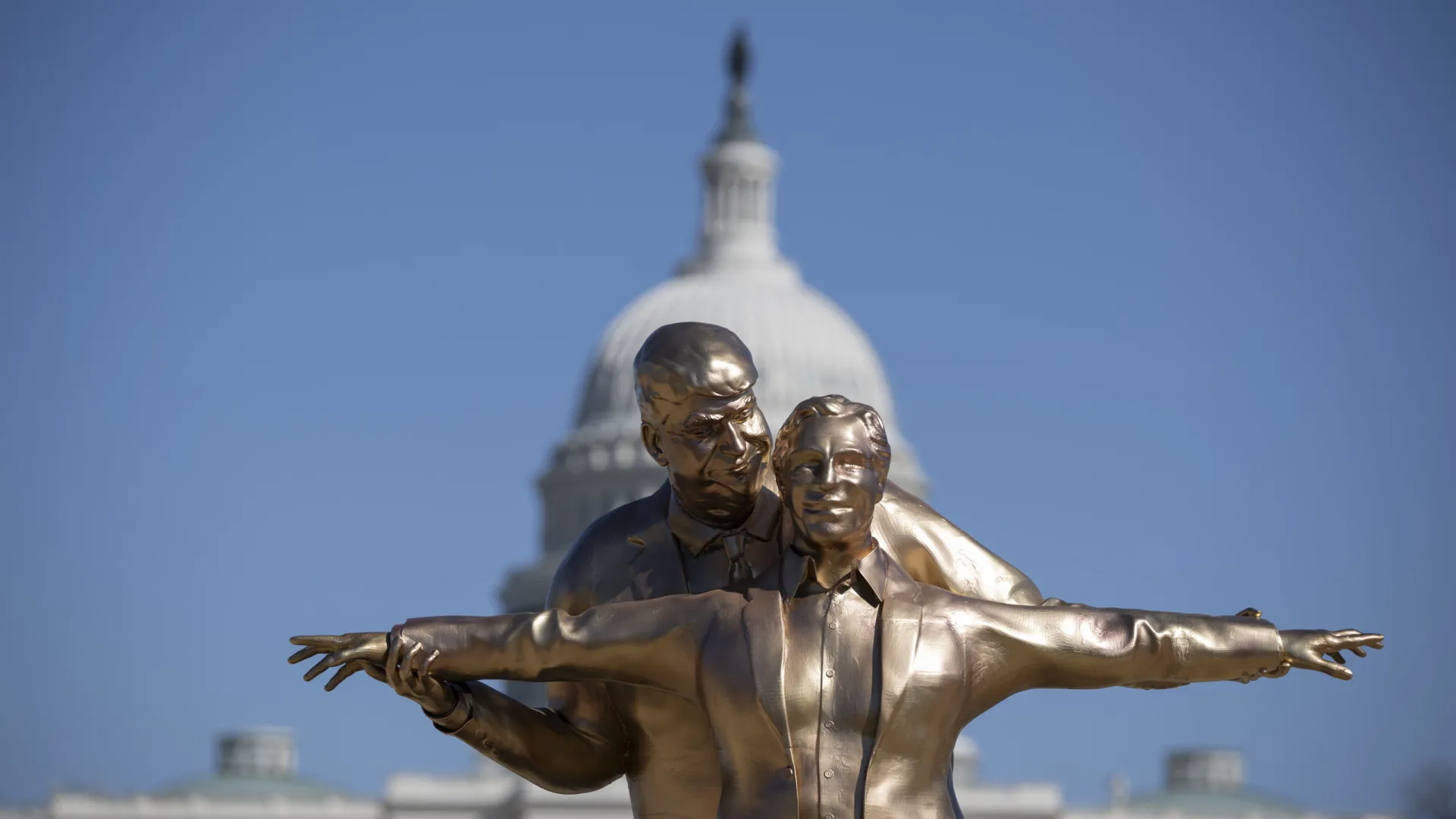 Estátua de Trump e Epstein em pose de Titanic aparece em Washington; veja - img
