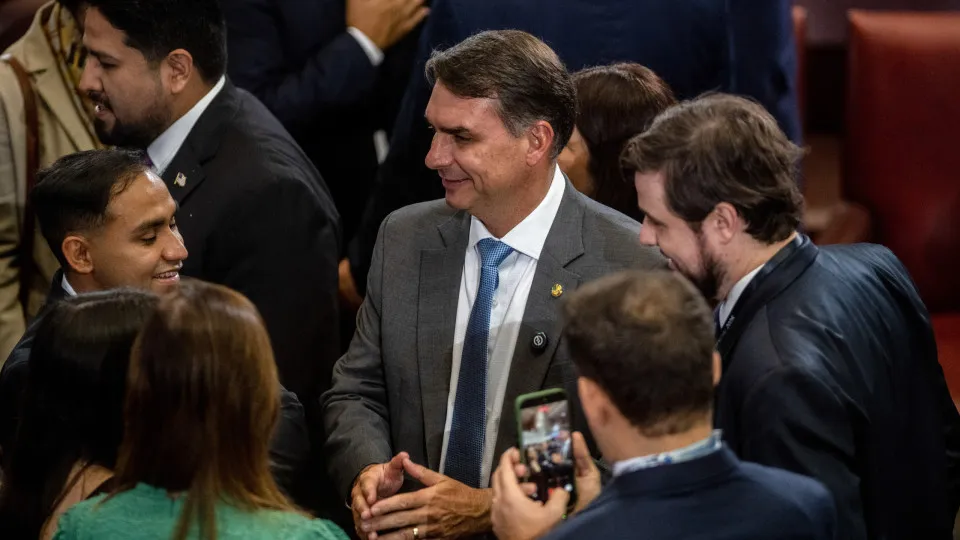 Flávio Bolsonaro lidera crescimento nas redes, e Lula critica dependência digital - img