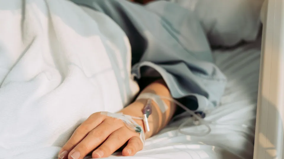 Hospital nos EUA processa paciente que se recusa a deixar quarto após alta - img