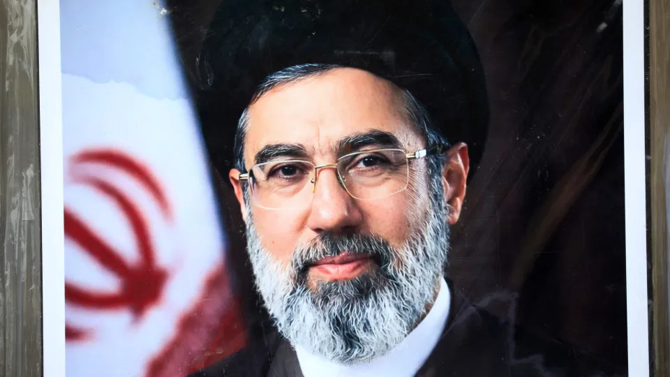 Irã afirma que líder Khamenei segue no país e comanda guerra - img