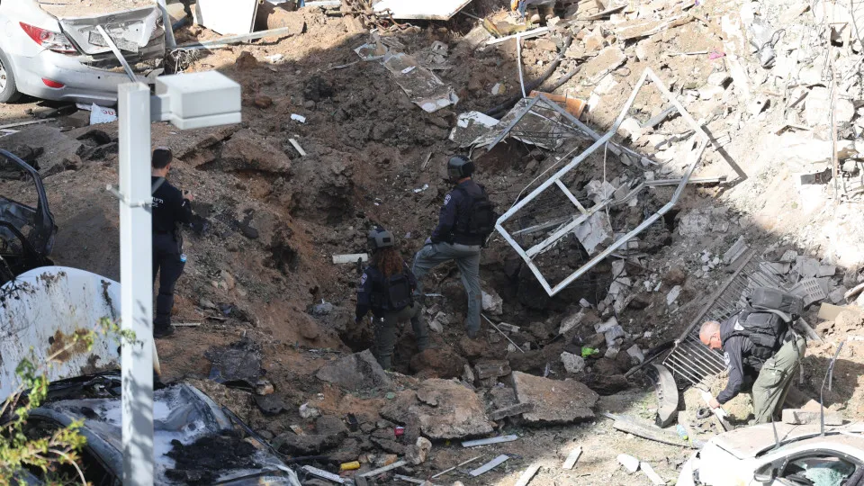 Irã ameaça Israel com ataques de mísseis e drones após novas ofensivas - img