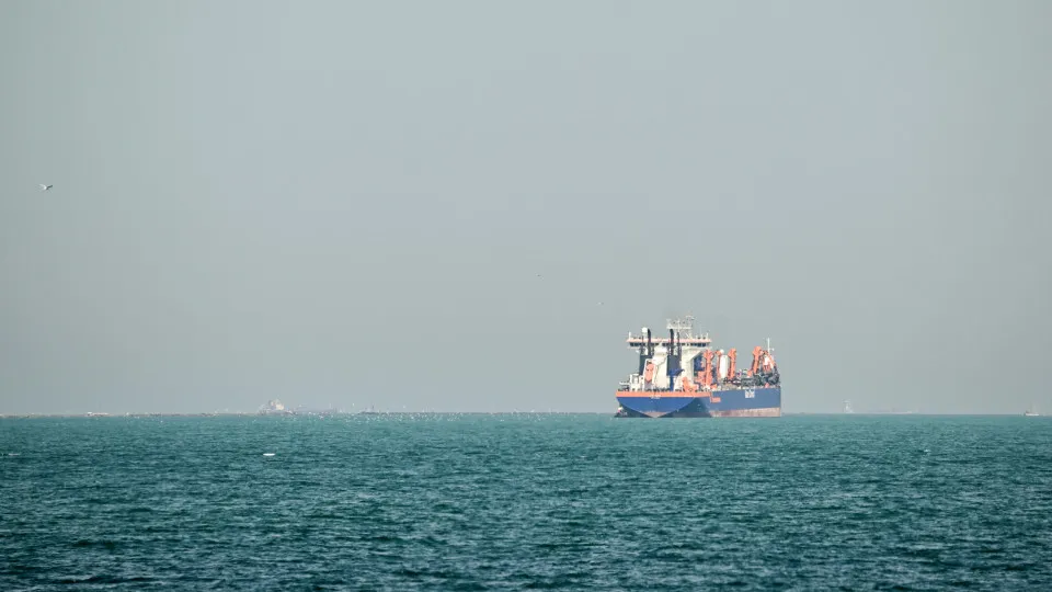 UE alerta para 'consequências catastróficas' sem liberdade de navegação permanente em Ormuz - img