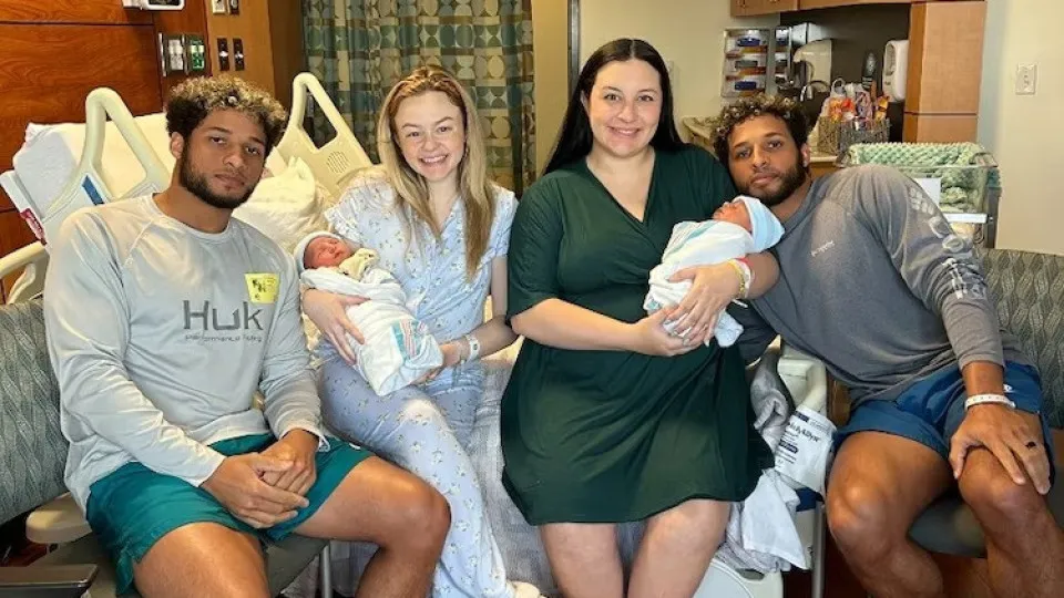 Irmãos gêmeos viram pais no mesmo dia e no mesmo hospital nos EUA - img