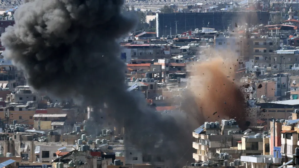 Israel lança ataques em grande escala contra Hezbollah em Beirute - img