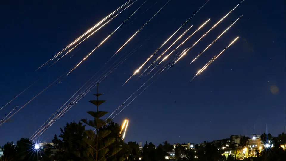 Israel lança nova onda de ataques contra o Irã - img