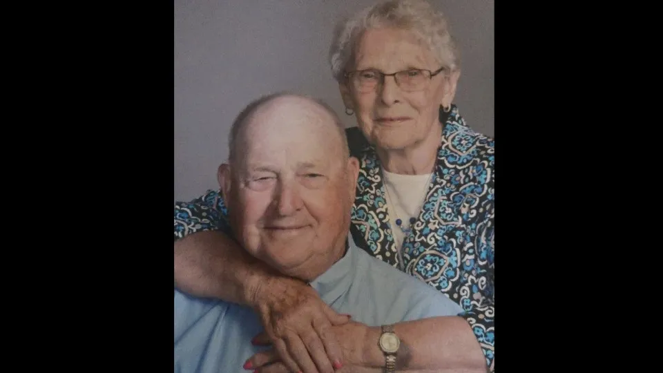Juntos até o último suspiro: casal morre de mãos dadas após 70 anos - img