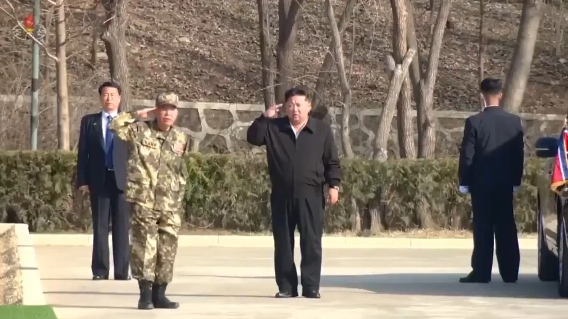Kim Jong-un assiste enquanto soldados levam marteladas no abdômen; veja - img