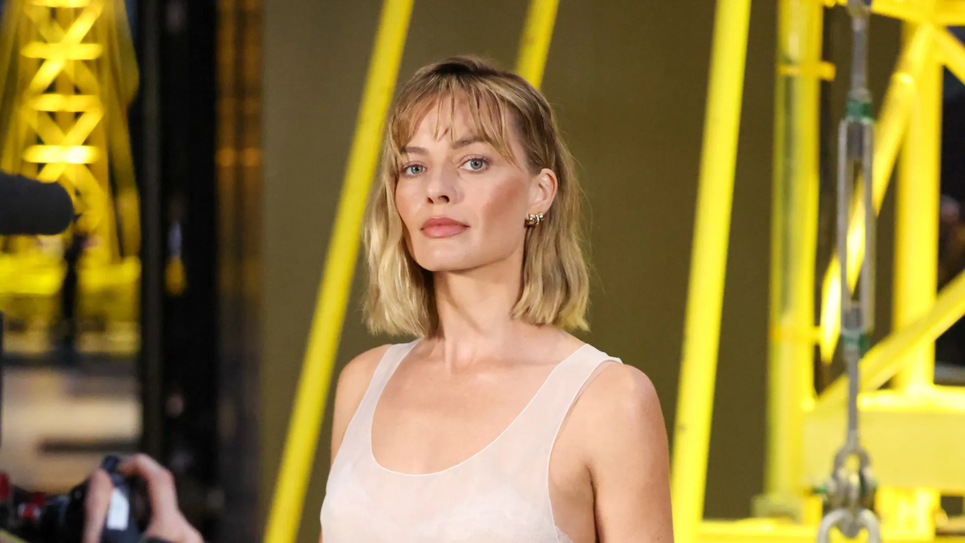 Margot Robbie muda o visual e aparece com novo corte em Paris; veja - img