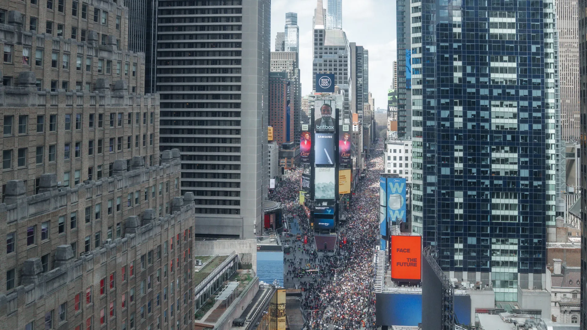 Multidão sai às ruas de Nova York contra governo de Donald Trump - img