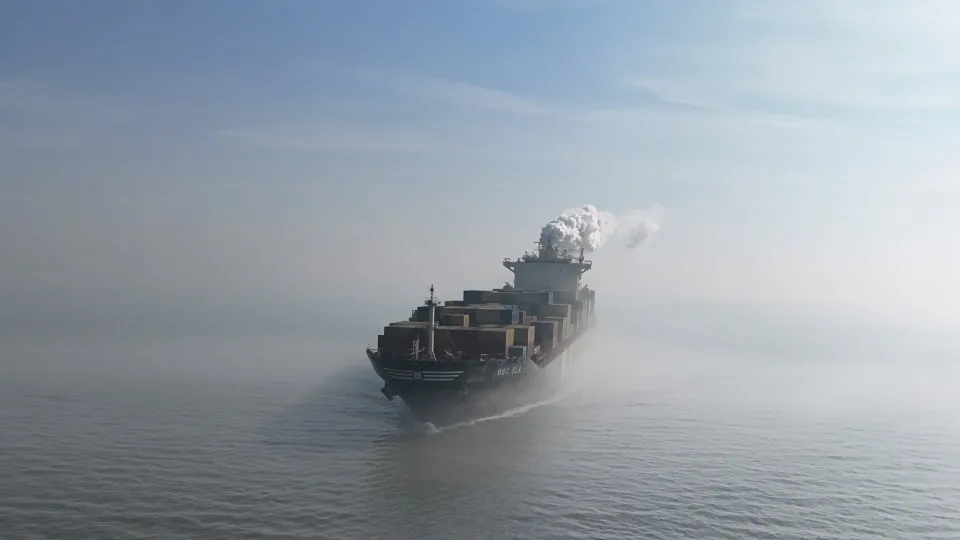 Navio porta-contêineres é atingido por projétil perto do estreito de Ormu - img