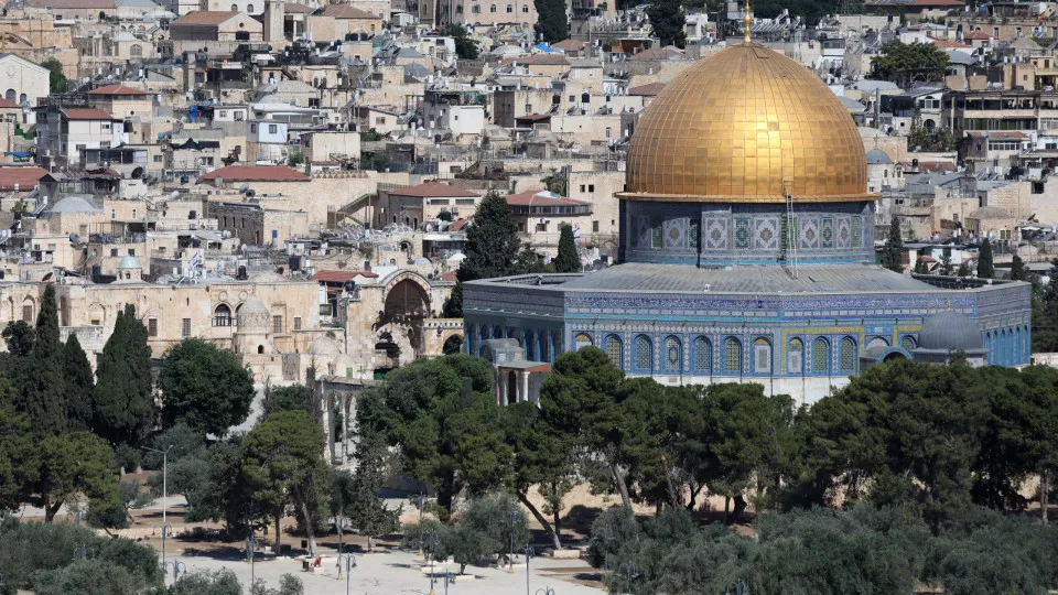 Polícia israelense impede cardeal de Jerusalém de celebrar missa na igreja do Santo Sepulcro - img