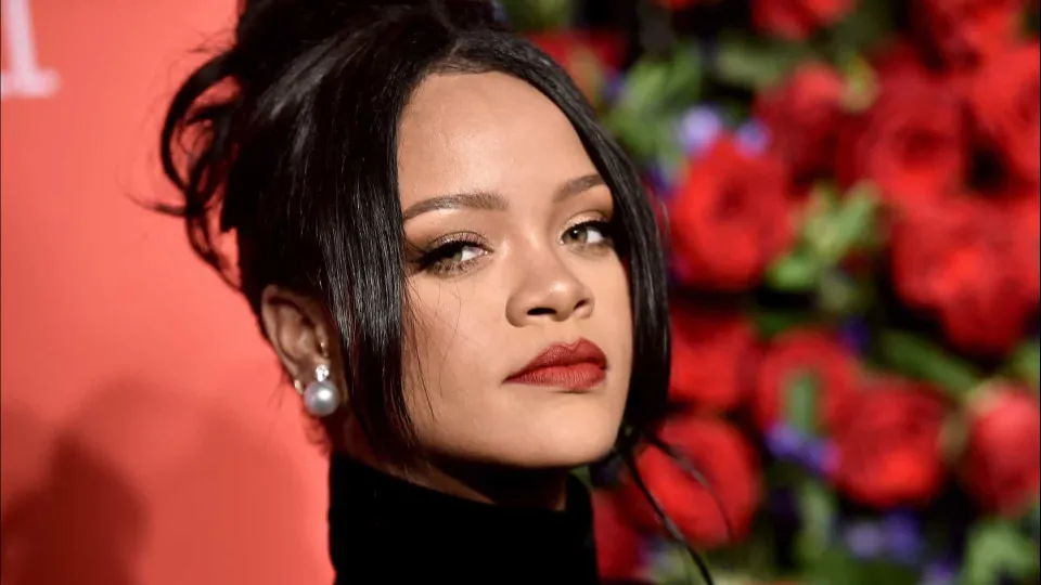 Rihanna deixa Los Angeles após atentado a tiros contra sua casa na cidade - img