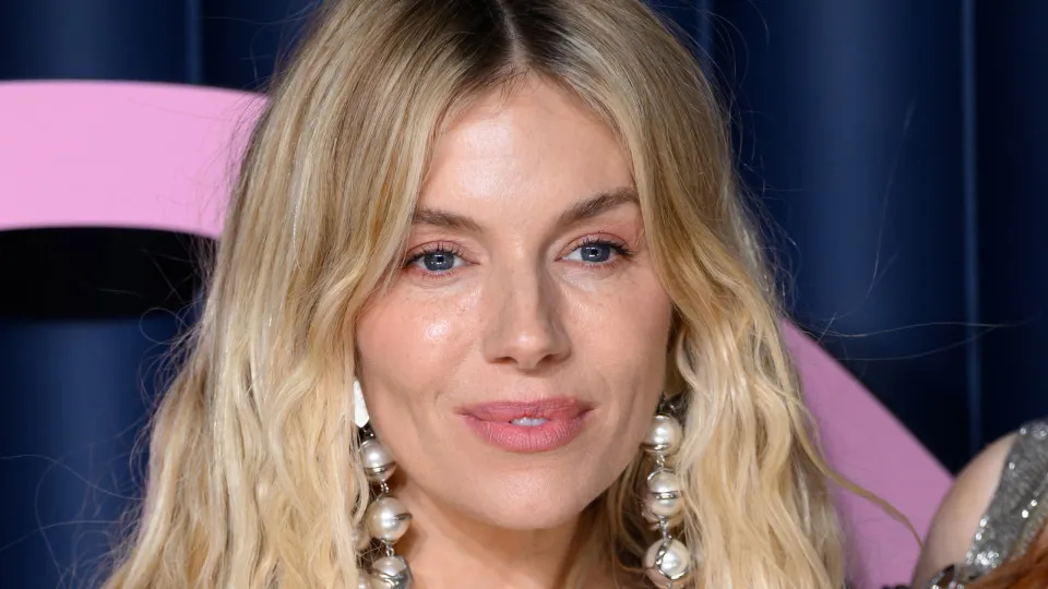 Sienna Miller e a gravidez aos 44 anos: "É a melhor coisa, é mais fácil" - img