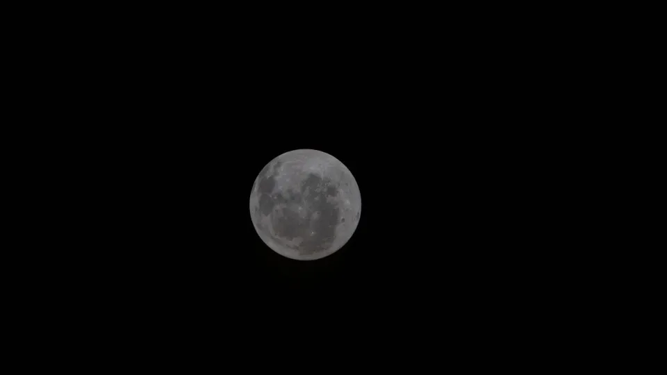 A dois terços do caminho, astronautas captam fotografia histórica da Lua - img