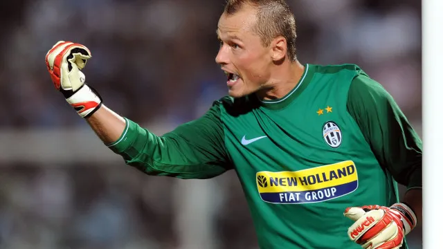 Acidente com trem mata Alex Manninger, famoso goleiro do Arsenal - img