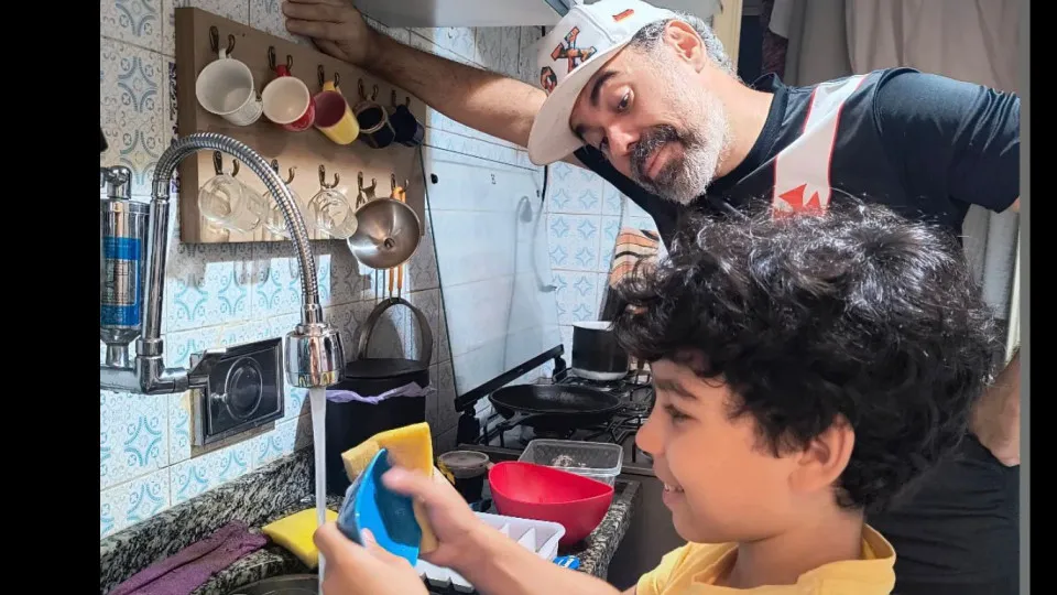 Após morte do filho, humorista reage a ataque cruel feito por internauta - img