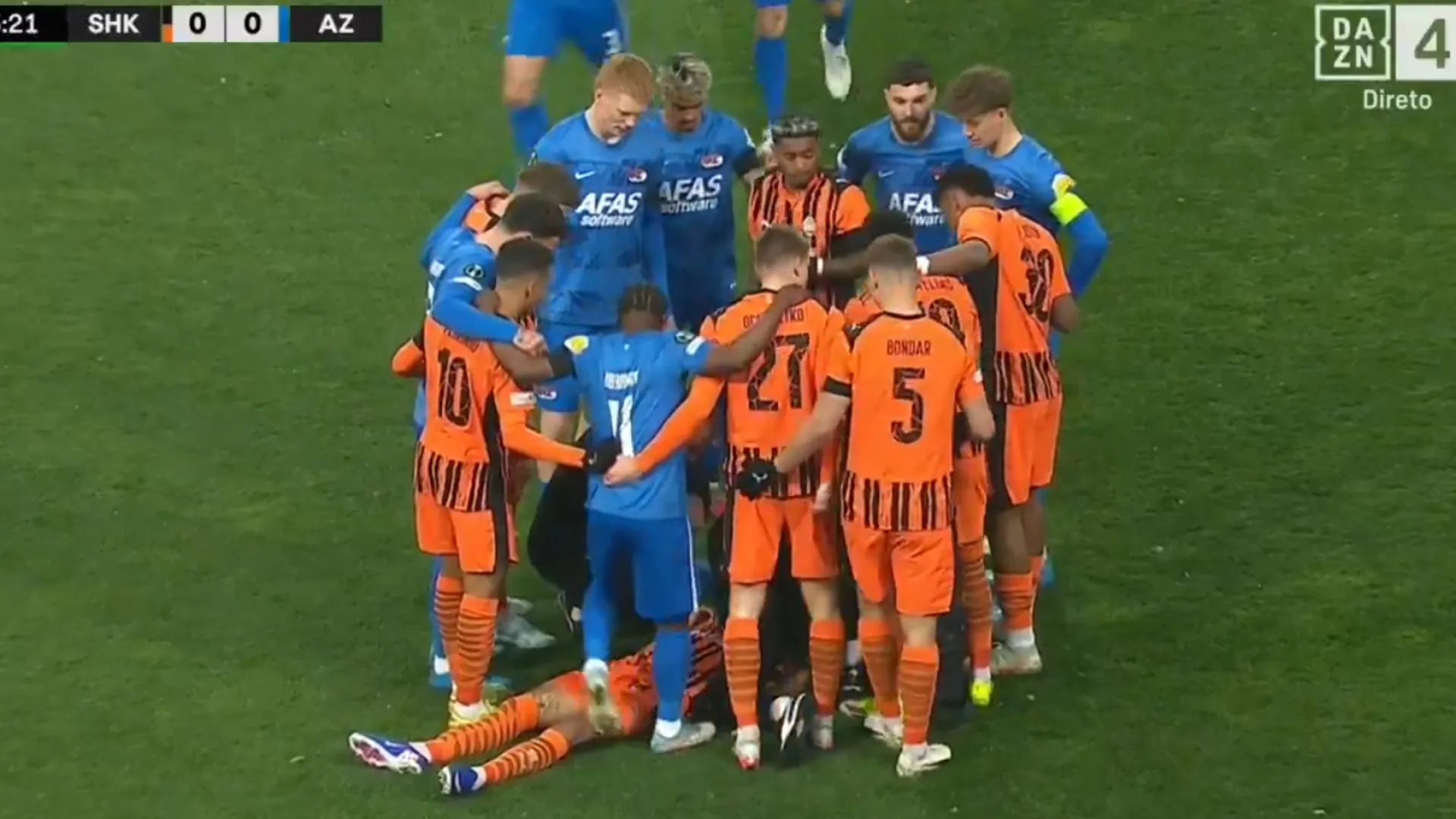 Assustador: Isaque do Shakhtar leva pancada no pescoço e fica imóvel - img