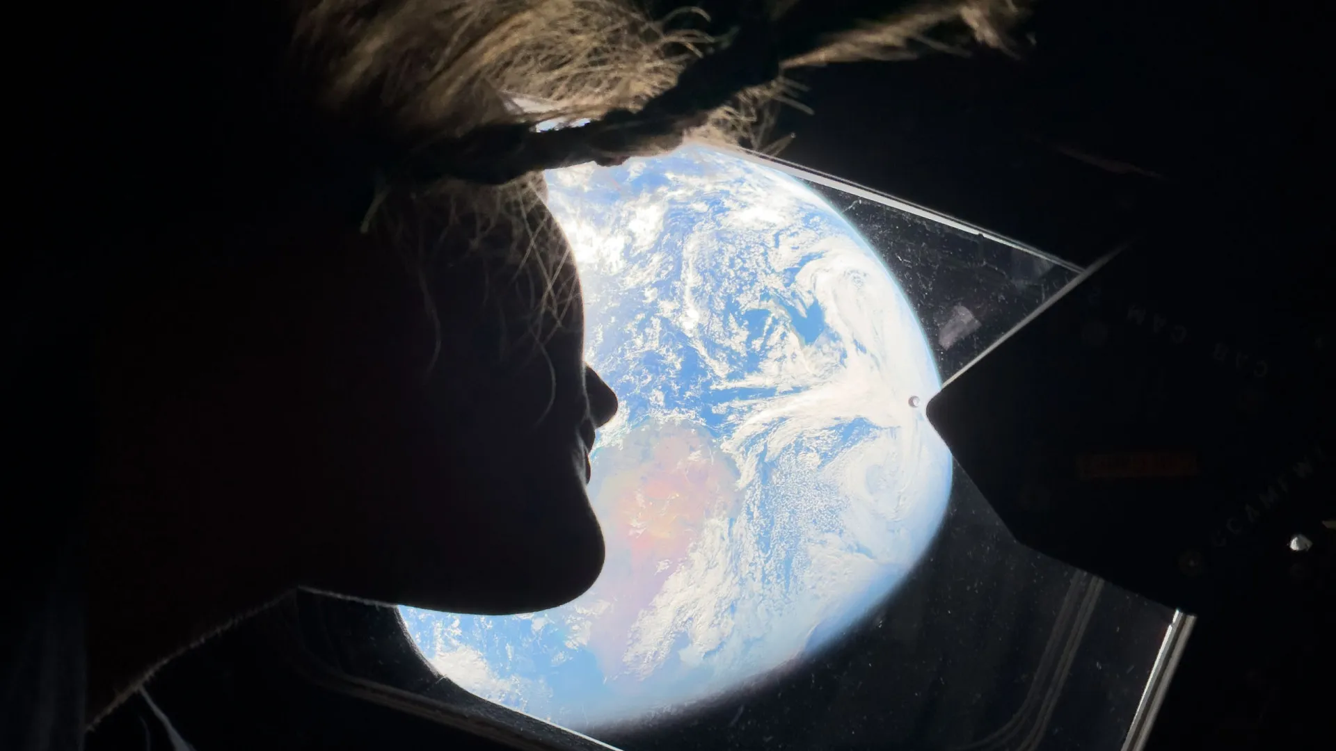Astronautas usam celular no espaço e registram imagens inéditas - img