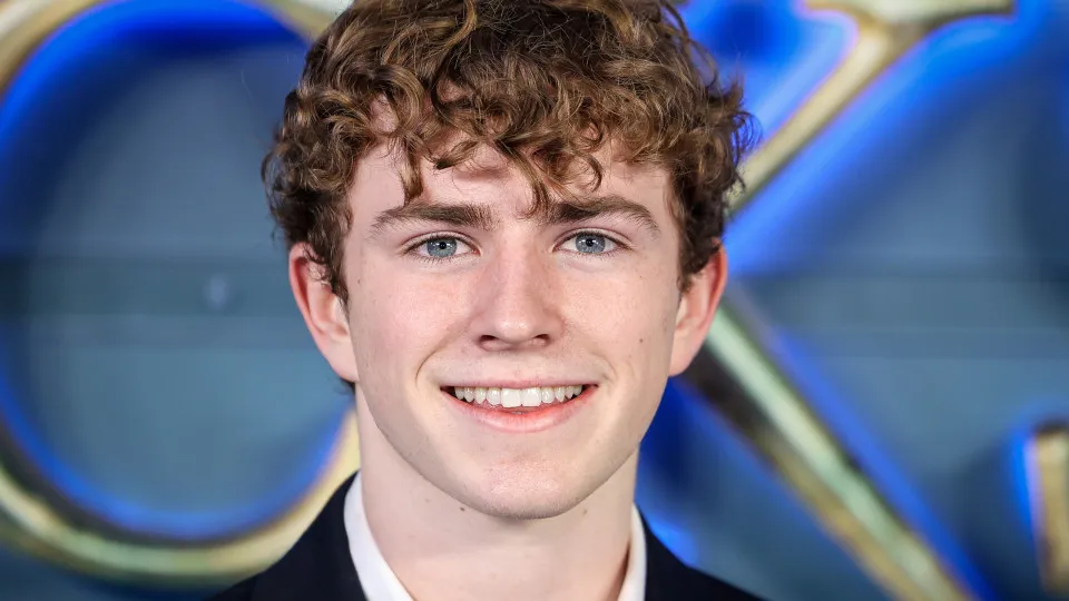 Ator de 'Percy Jackson' desiste de formatura após fãs ameaçarem colegas de morte - img