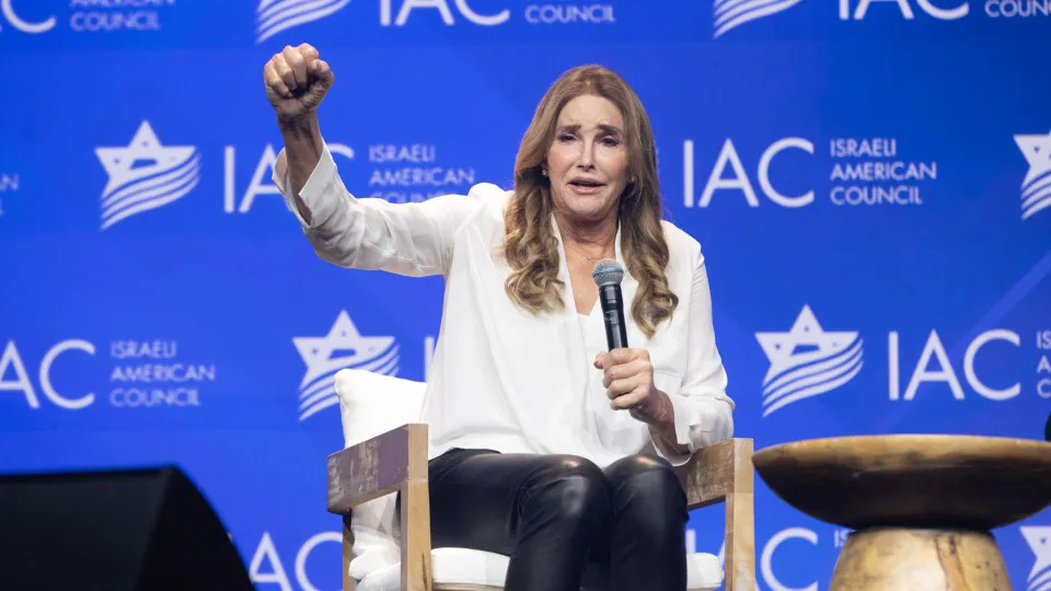 Caitlyn Jenner pede ajuda a Trump após ter gênero trocado para masculino em passaporte - img