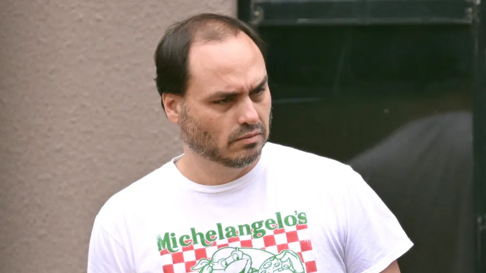 Carlos Bolsonaro reclama de dividir horas de visita ao pai com os irmãos - img