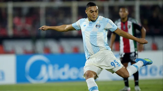 Carlos Vinícius perde 3 pênaltis, tem gol anulado, e Grêmio empata na Sul-Americana - img