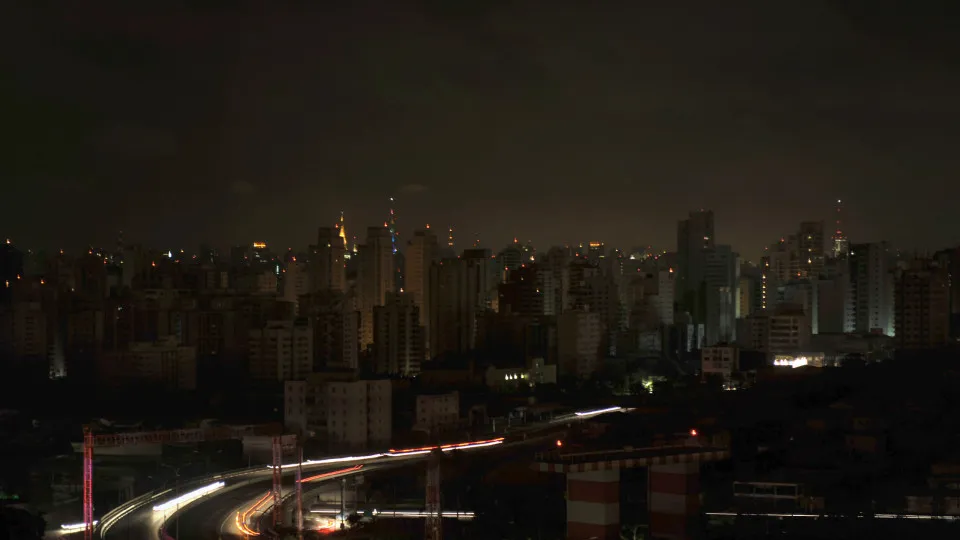 Consumidores ficaram 9,3 horas em média sem energia em 2025, diz Aneel; redução é de 9,2% - img